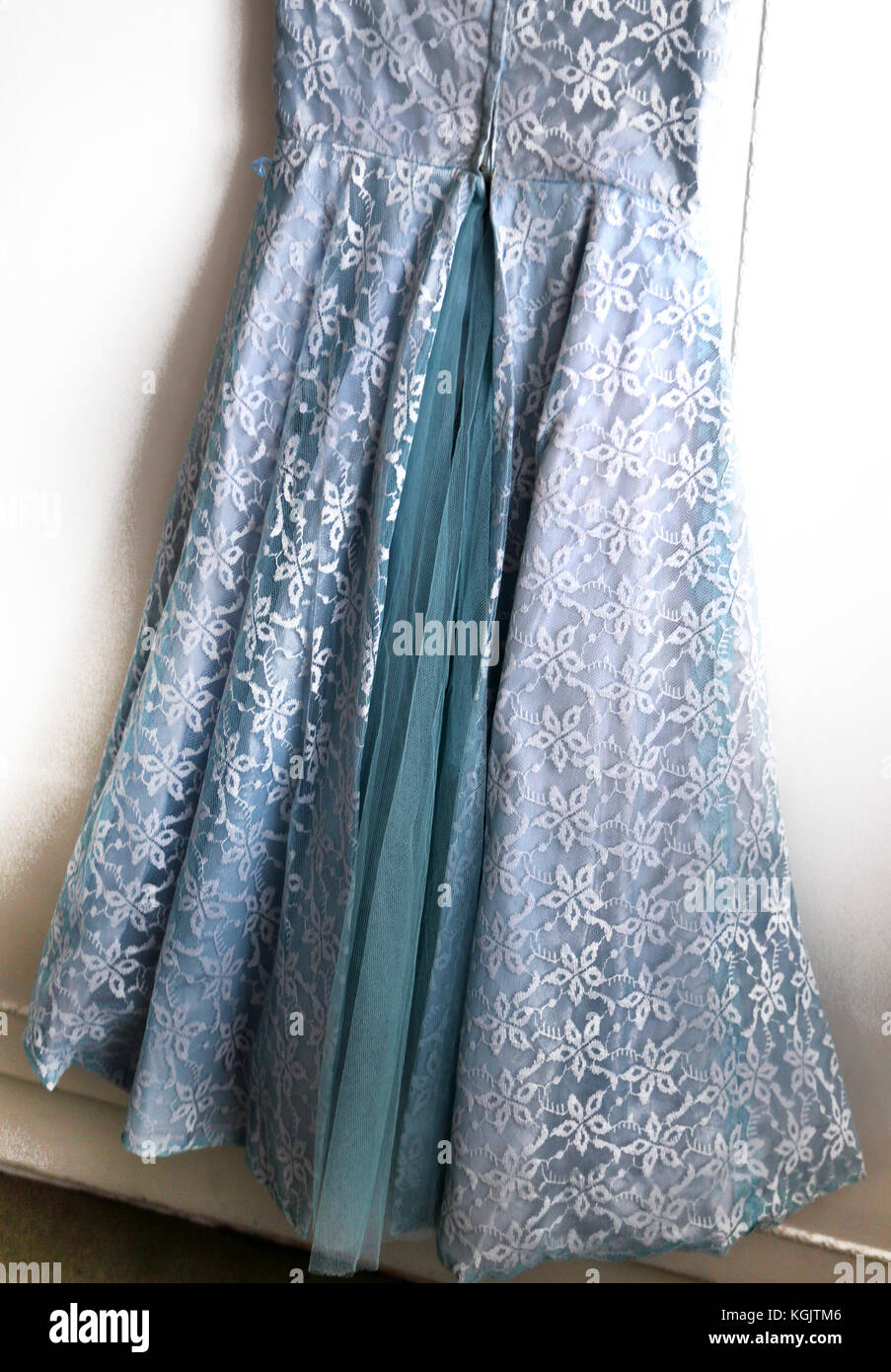 Vintage anni quaranta blu polvere senza spalline Ballgown mostra il netting Foto Stock