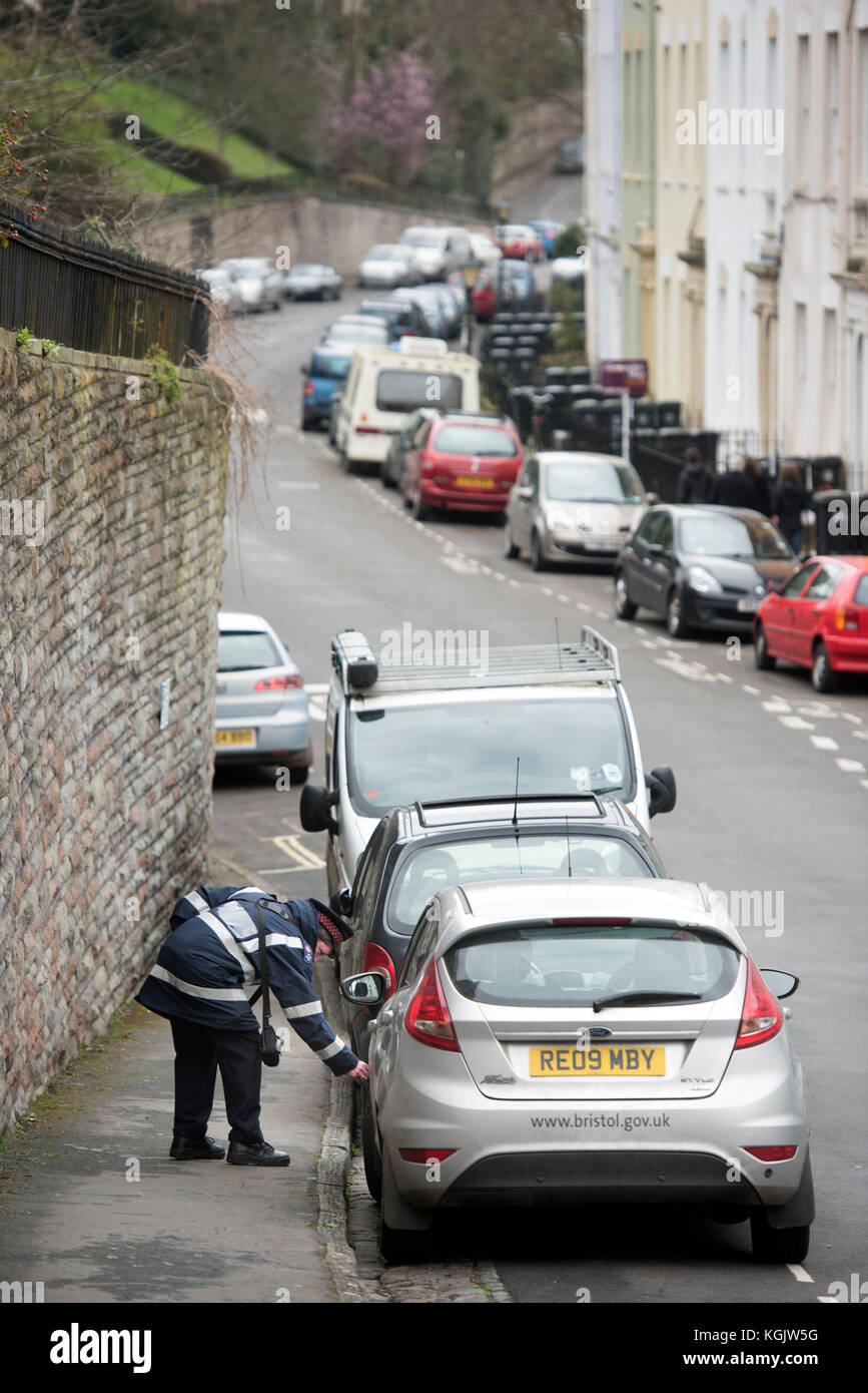 Un vigile controlla su vetture cornwallis mezzaluna in bristol, Regno Unito Foto Stock