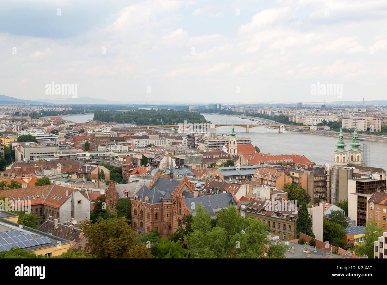 Vista dalla collina del castello, a Budapest, Ungheria. Isola di Margherita può essere visto con il fiume Danubio. Foto Stock