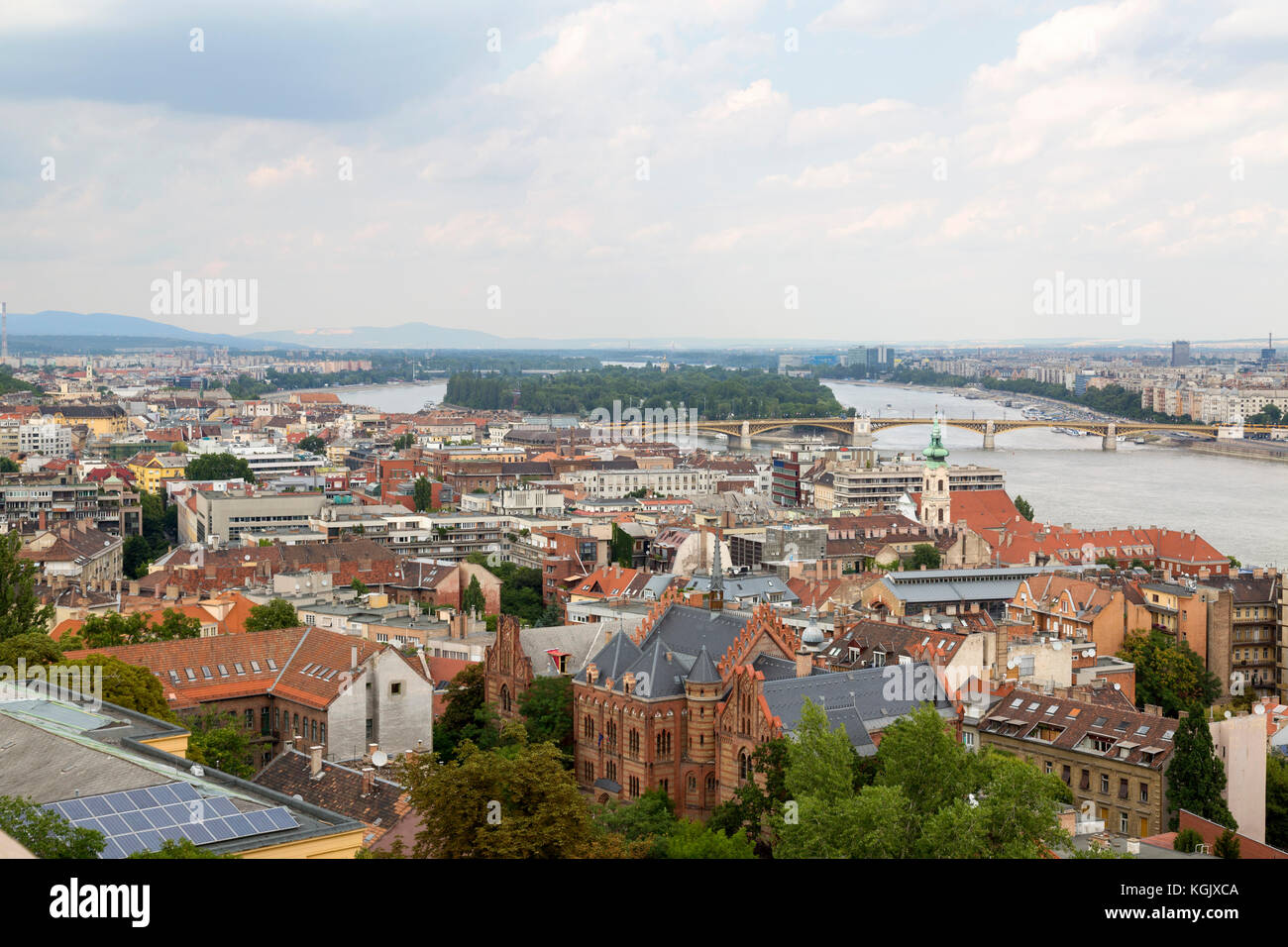 Vista dalla collina del castello, a Budapest, Ungheria. Isola di Margherita può essere visto con il fiume Danubio. Foto Stock
