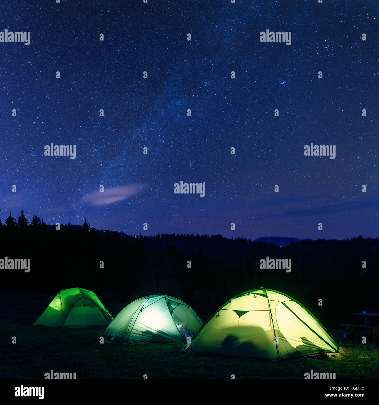 Tenda verde illuminato dall'interno Foto Stock