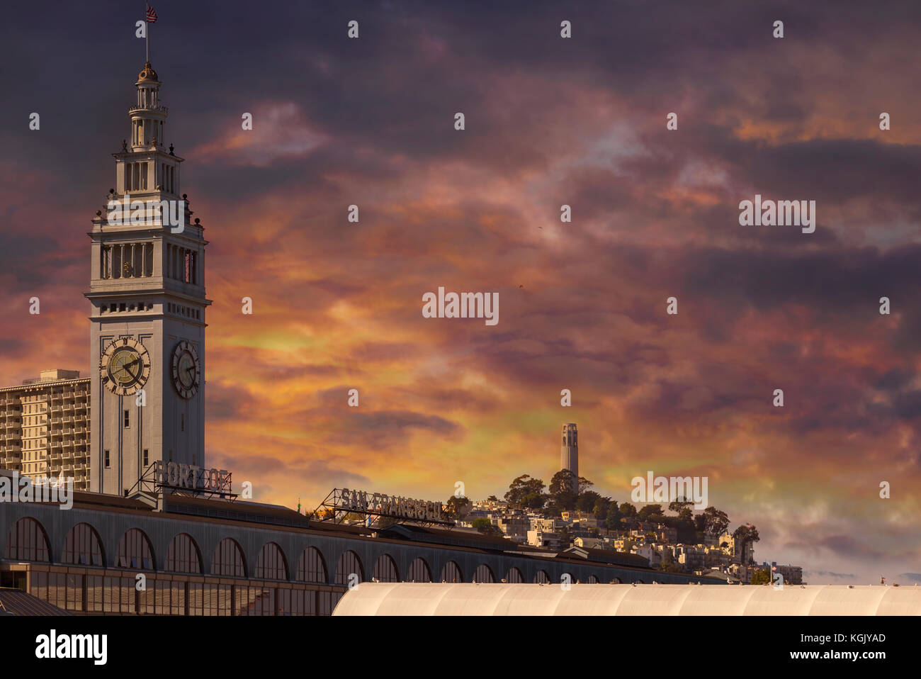 Tramonto colorato su edificio traghetto al porto di San Francisco in California Foto Stock