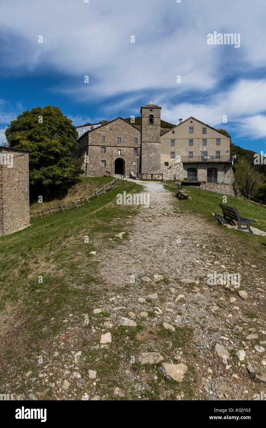 Il villaggio sulla collina di San Pellegrino in Alpe in provincia di Lucca, Italia Foto Stock