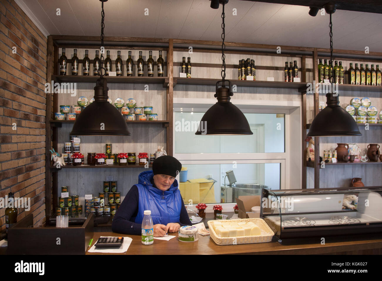 Tatjana jakovleva, manager van de geitenfarm koza-nostra in het taldom-distretto in het noorden van de provincie moskou. koza-nostra produceert diverse soorten geitenkaas, waaronder een eigen versie van camembert. ondanks de hoge prijzen van de geleverde productie vinden de kazen gretig aftrek, vooral sinds de russische overheid nel 2014 de import van kwaliteitskazen uit europa aan banden heeft gelegd, als antwoord op westerse sancties tegen rusland. Foto Stock