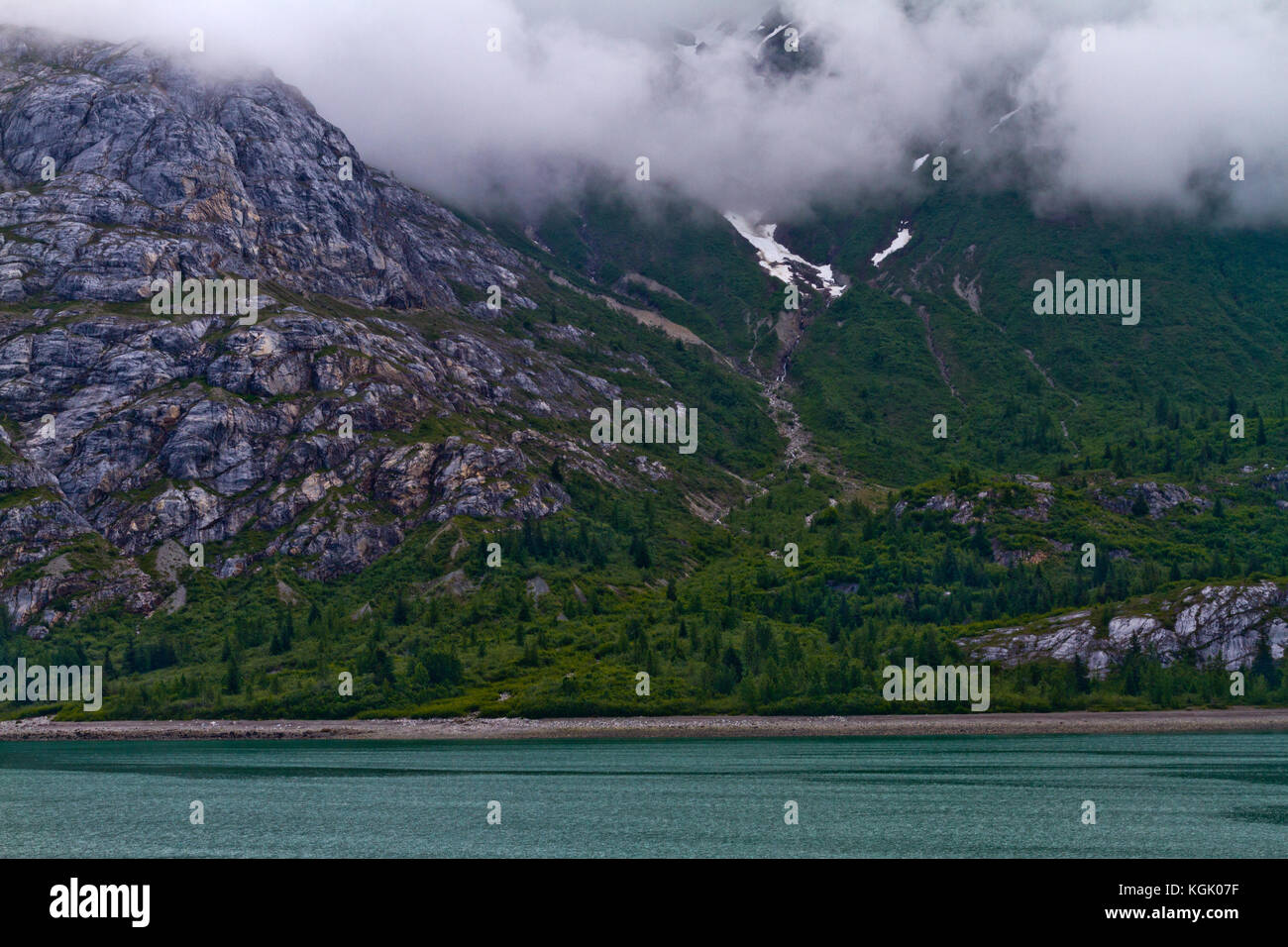 Una vista del robusto Alaskan costa, vicino a Glacier Bay. Foto Stock