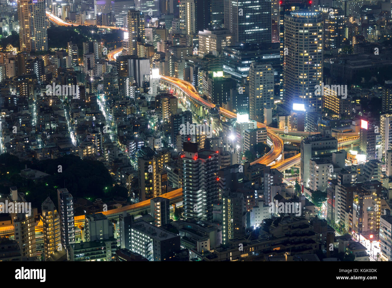 La vista della citta' di Tokyo di notte con una autostrada che attraversa gli edifici Foto Stock