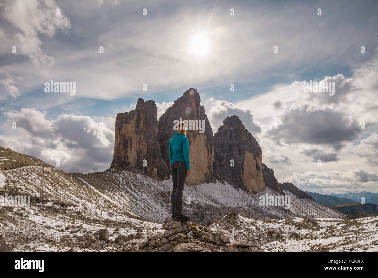 Giovani femmine ammirando tre cime di Lavaredo nelle Dolomiti, Italia Foto Stock