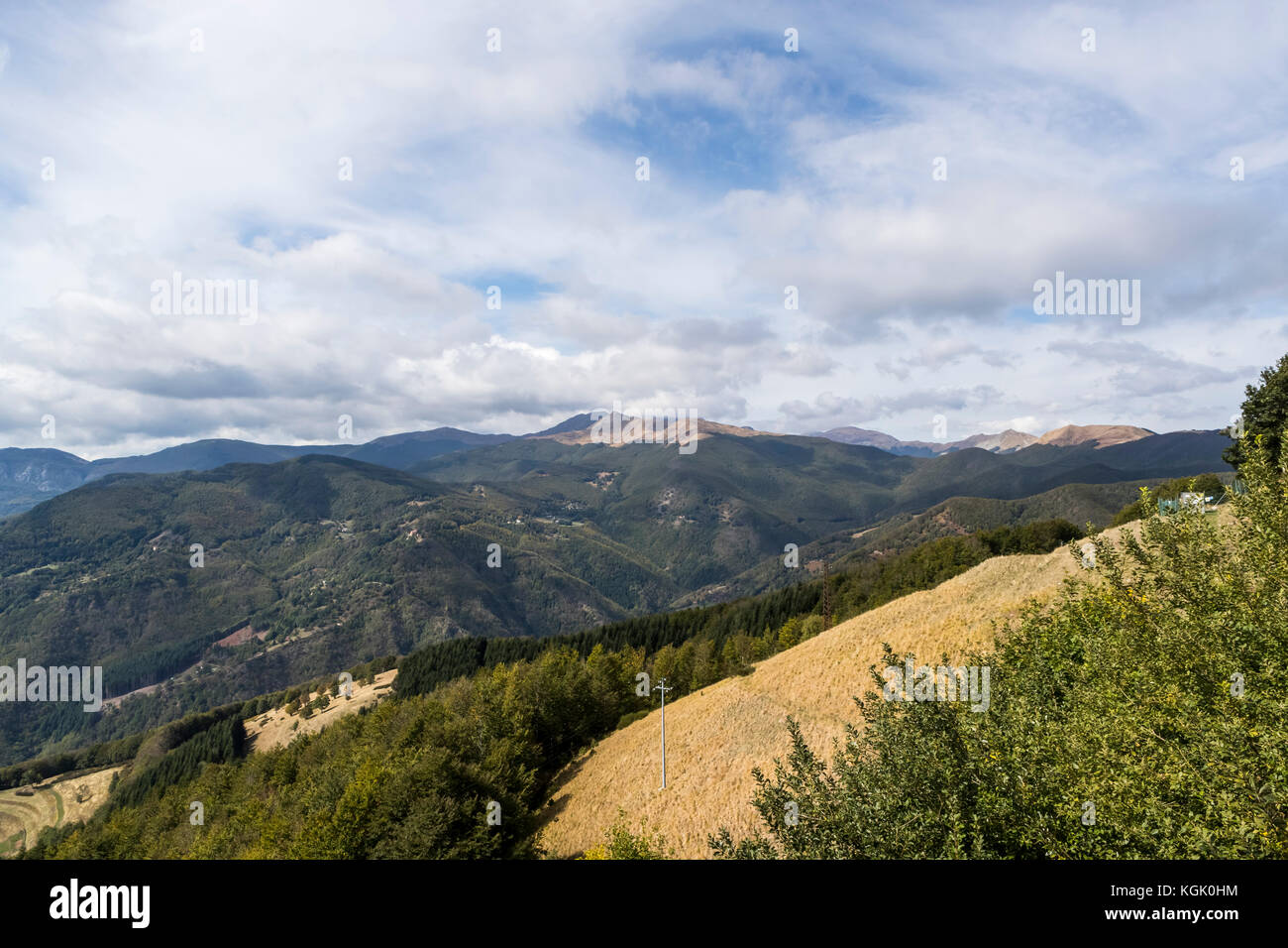Il villaggio sulla collina di San Pellegrino in Alpe in provincia di Lucca, Italia Foto Stock