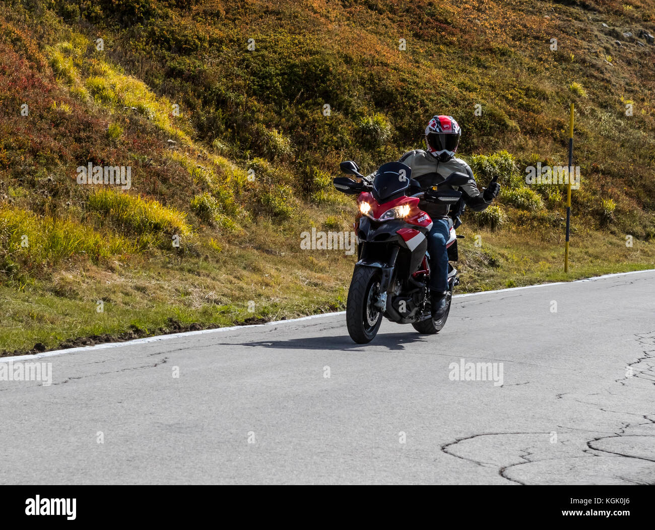 Ducati moto e pilota sul vertice del Passo San Pellegrino. Provincia di Lucca. L'Italia. Foto Stock