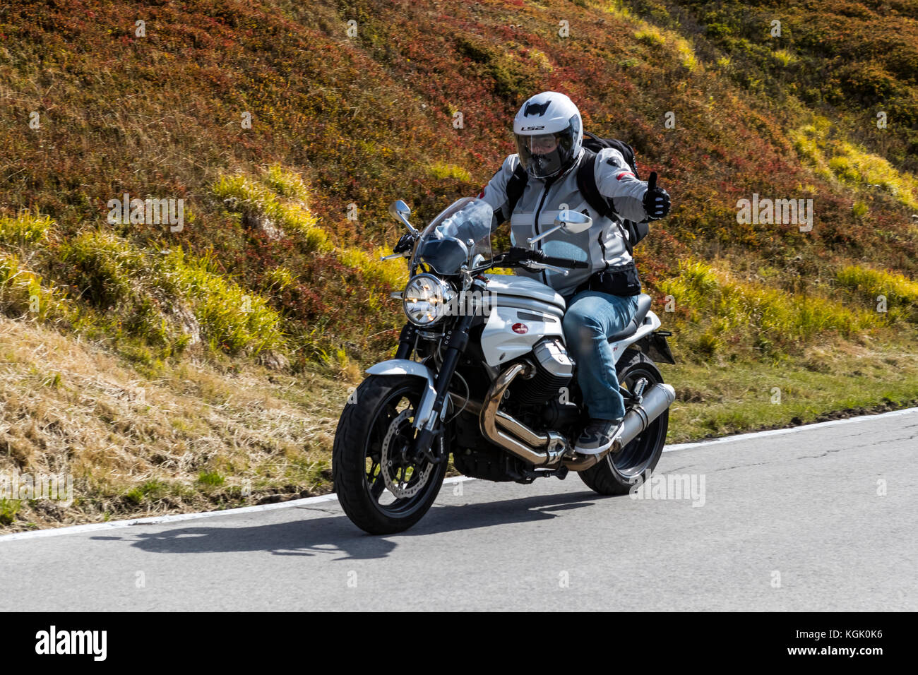 Moto Guzzi moto e pilota sul vertice del Passo San Pellegrino. Provincia di  Lucca. L'Italia Foto stock - Alamy
