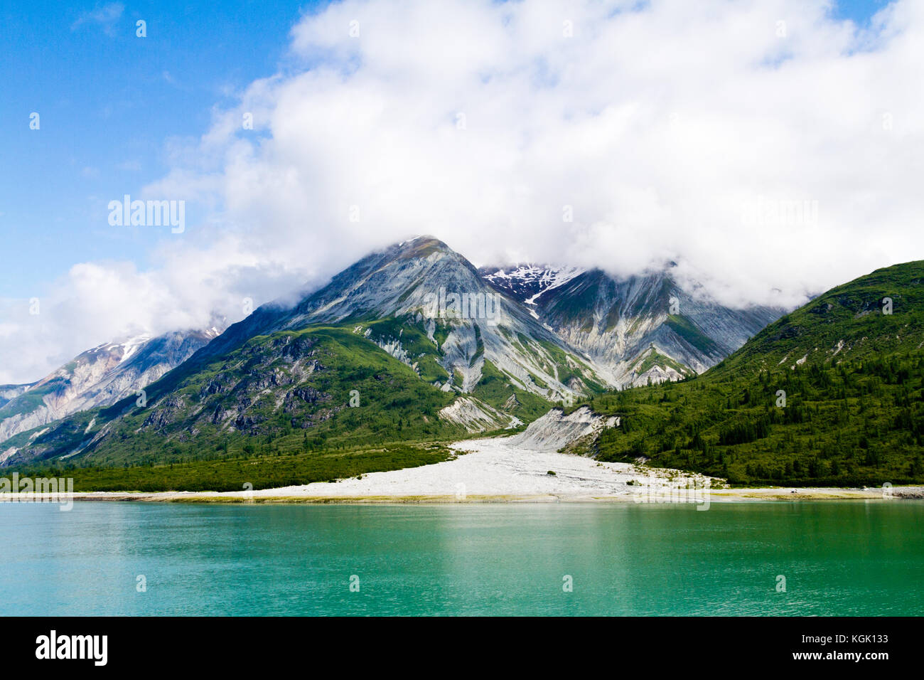 Una valle glaciale sull'Alaskan costa vicino a Glacier Bay. Foto Stock