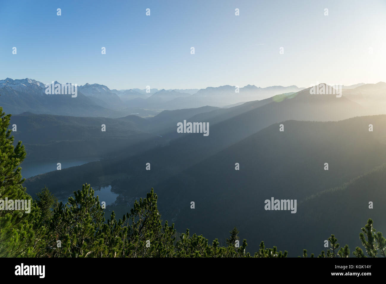Vista panoramica dal herzogstand con il mountainscape con la nebbia del tramonto. Foto Stock