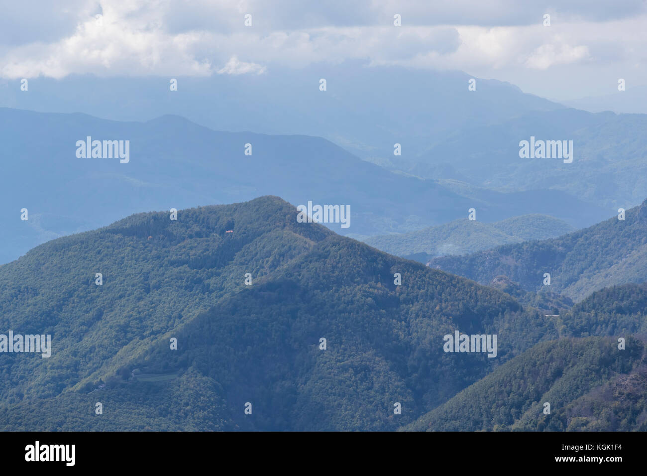 Vista sulle montagne delle Alpi dal San Pellegrino in Alpe Pass, provincia di Lucca, Italia Foto Stock