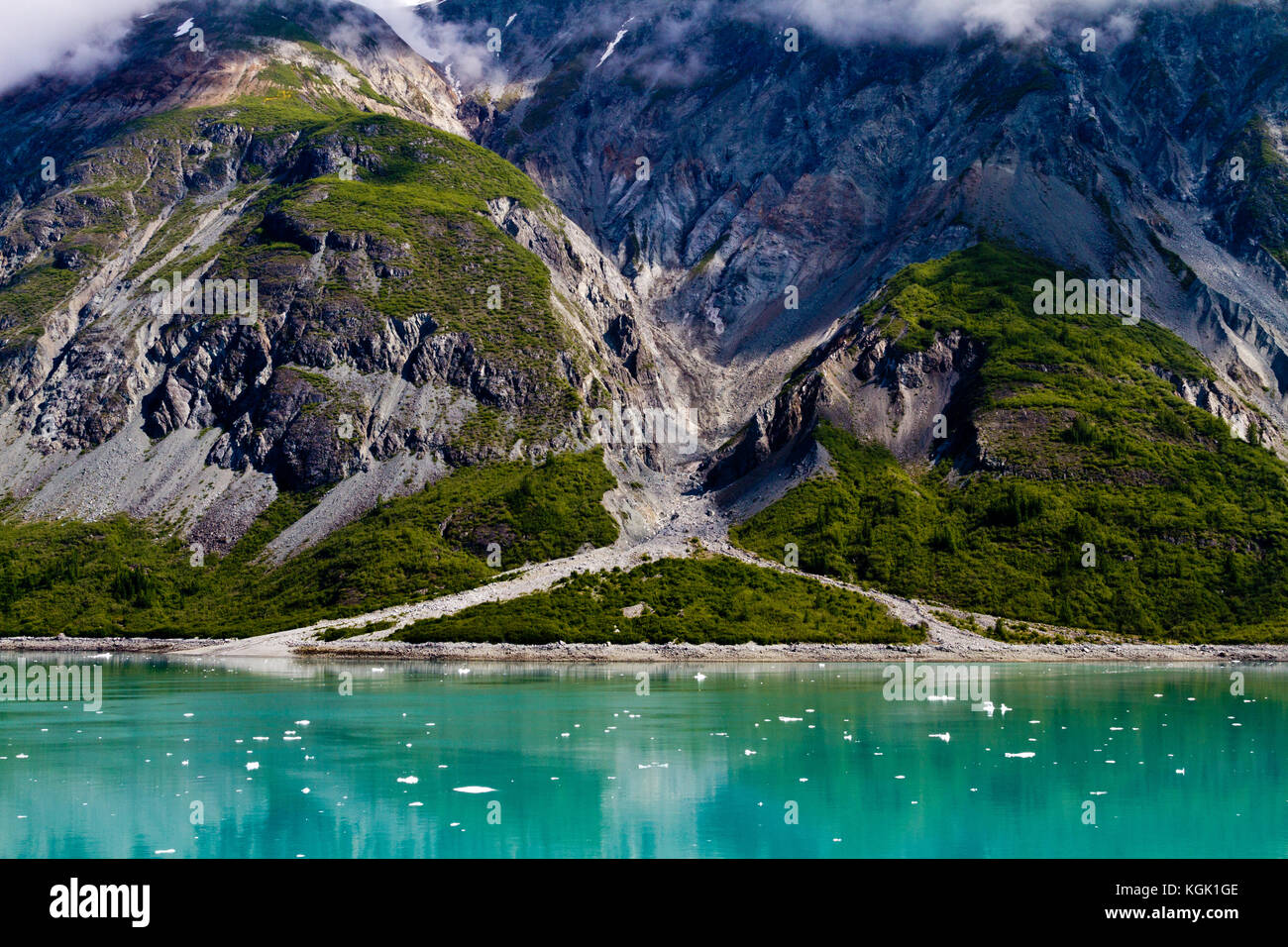 Una valle glaciale sull'Alaskan costa vicino a Glacier Bay Foto Stock