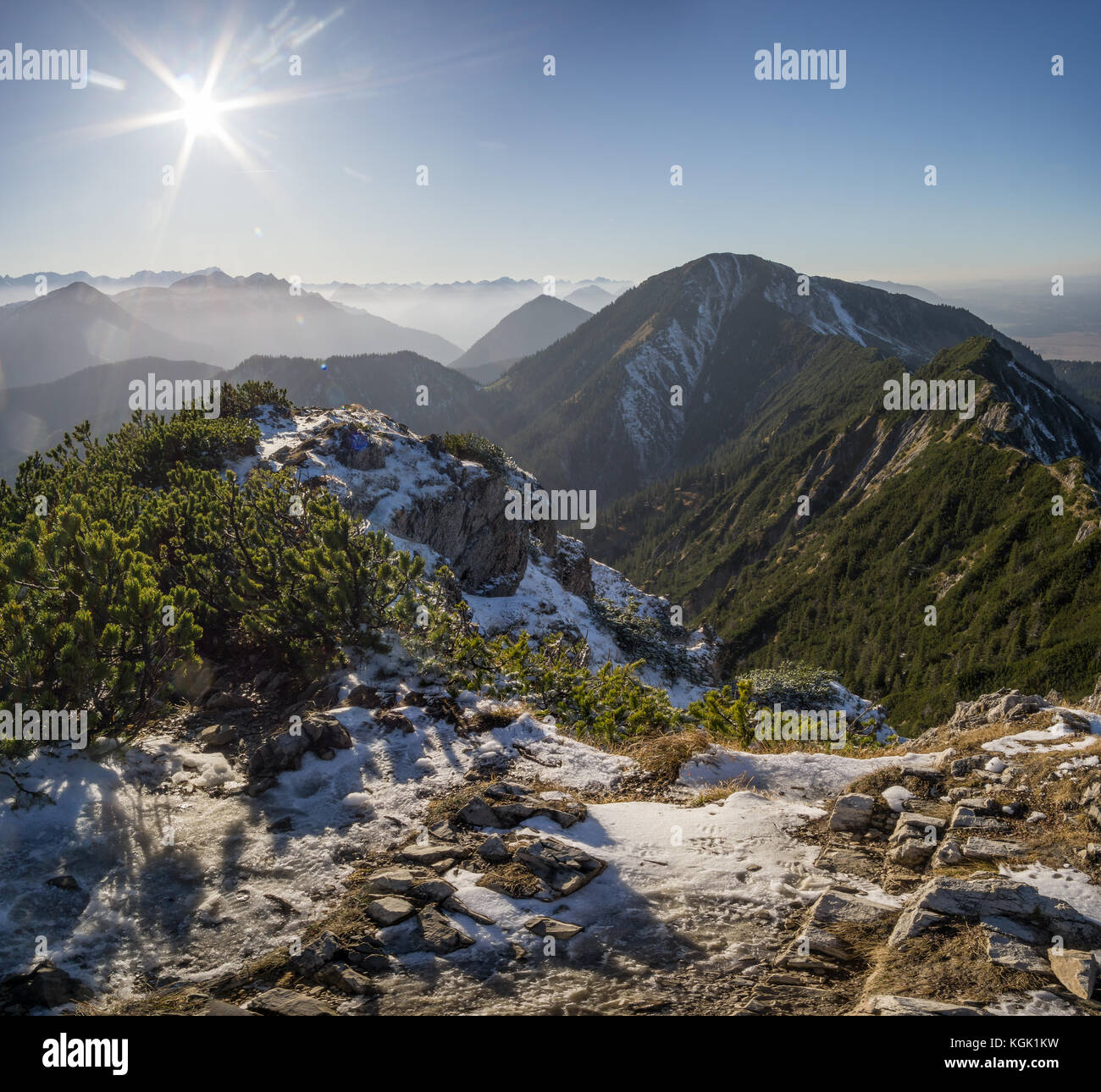 Vista panoramica dal herzogstand con il mountainscape in background. Foto Stock