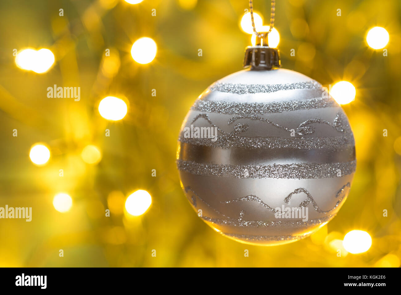 Scheda di natale con palla di Natale e le luci d'oro. Foto Stock
