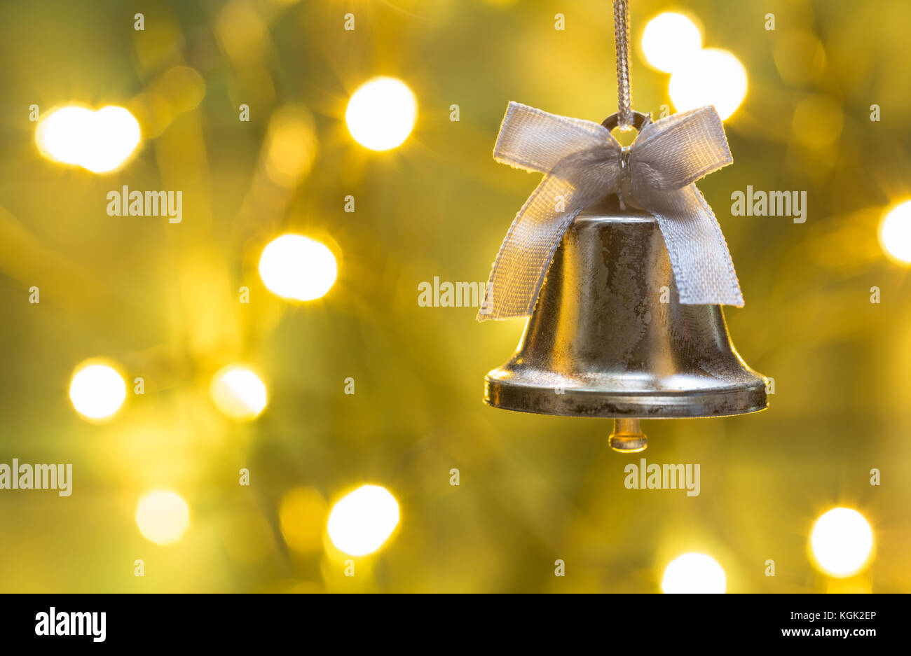 Scheda di natale con campana di natale e le luci d'oro. Foto Stock