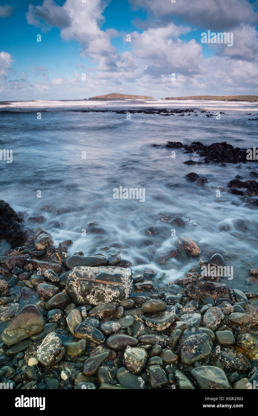 Poppit sands vista verso cardigan isola sulla costa occidentale del Galles vicino cardigan Foto Stock