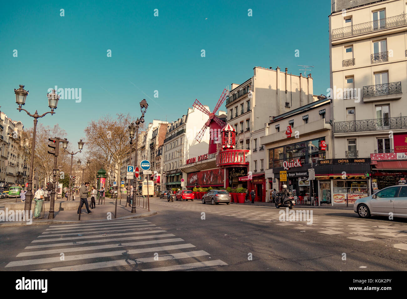 Parigi, Francia, 31 marzo 2017: Moulin Rouge è un famoso cabaret costruito nel 1889 nella localizzazione di Parigi quartiere a luci rosse di Pigalle Foto Stock