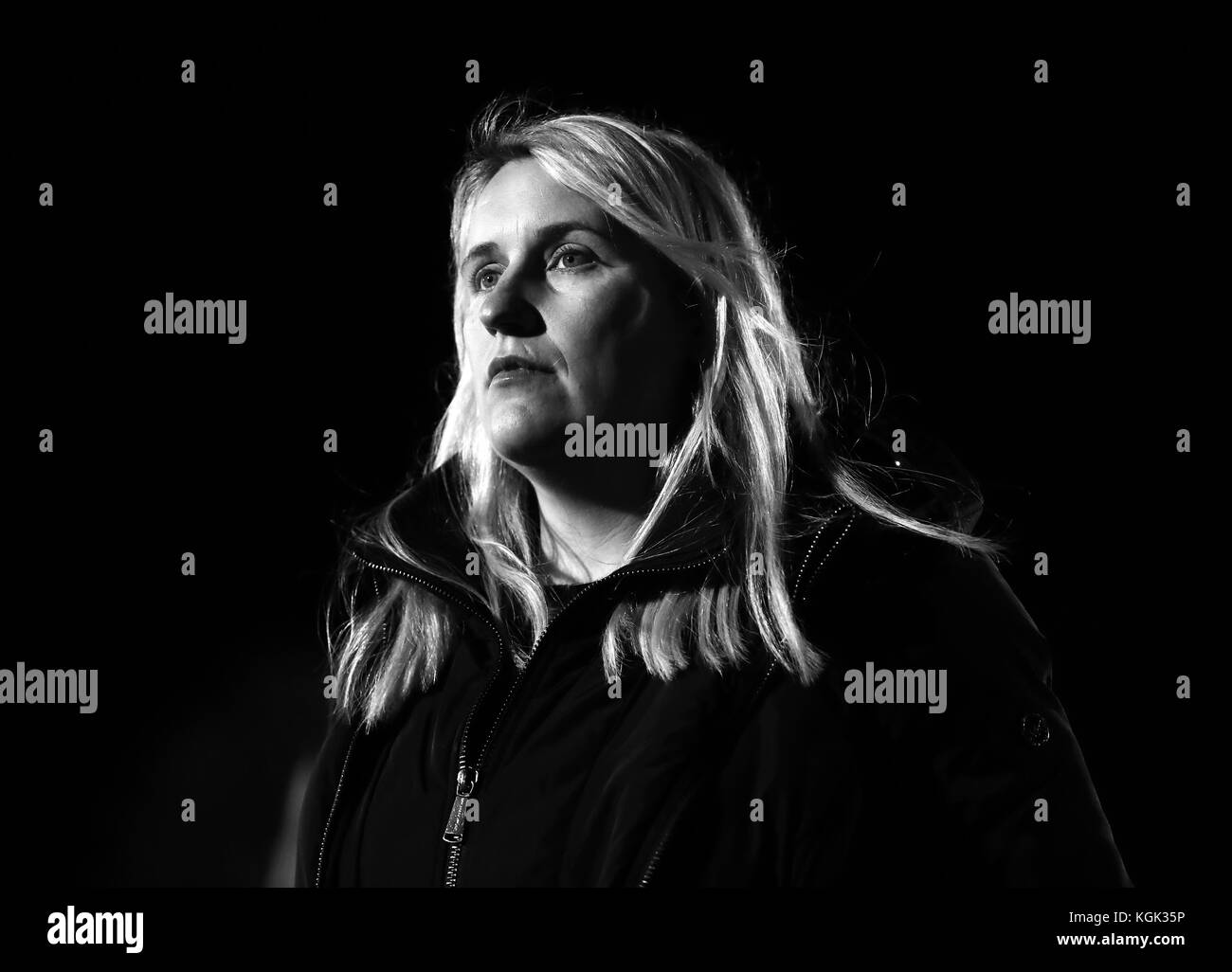 NOTA PER L'EDITORE: QUESTA IMMAGINE È STATA CONVERTITA IN Emma Hayes, Manager del Chelsea IN BIANCO E NERO, prima del gioco della UEFA Women's Champions League Last 16, prima partita al Cherry Red Records Stadium di Londra. Foto Stock