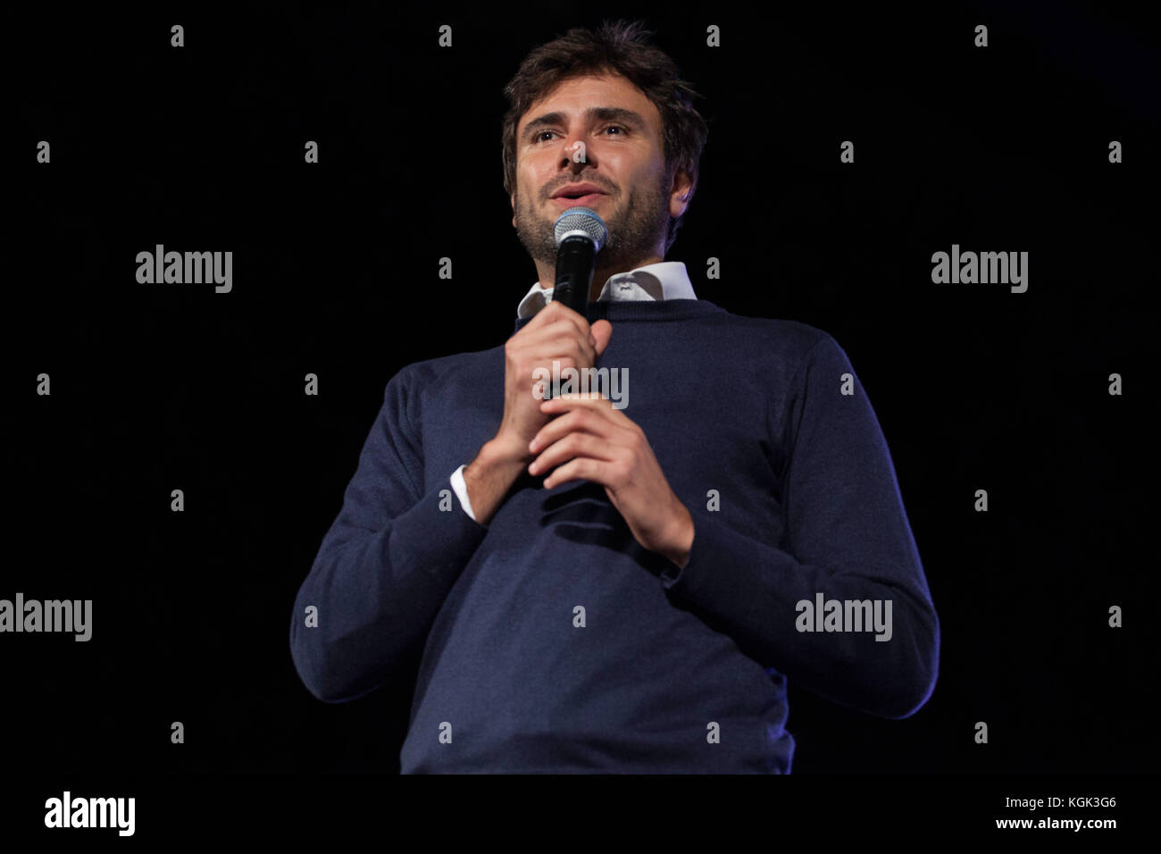Alessandro di battista (m5s) incontra i cittadini a Palermo il 3 novembre 2017 durante la campagna elettorale in Sicilia. Foto Stock