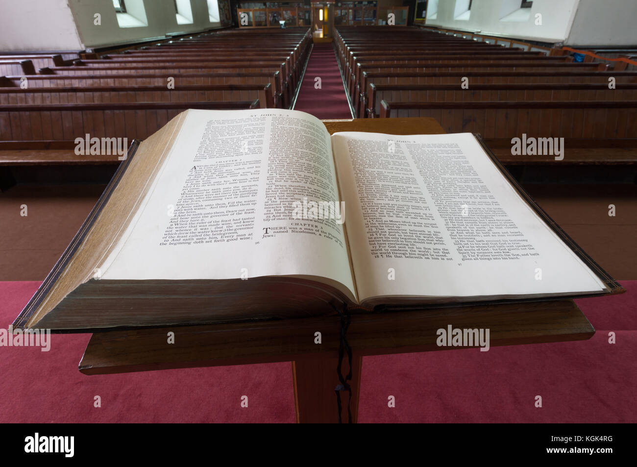 King James aprire la Bibbia in una chiesa Inglese UK Foto Stock
