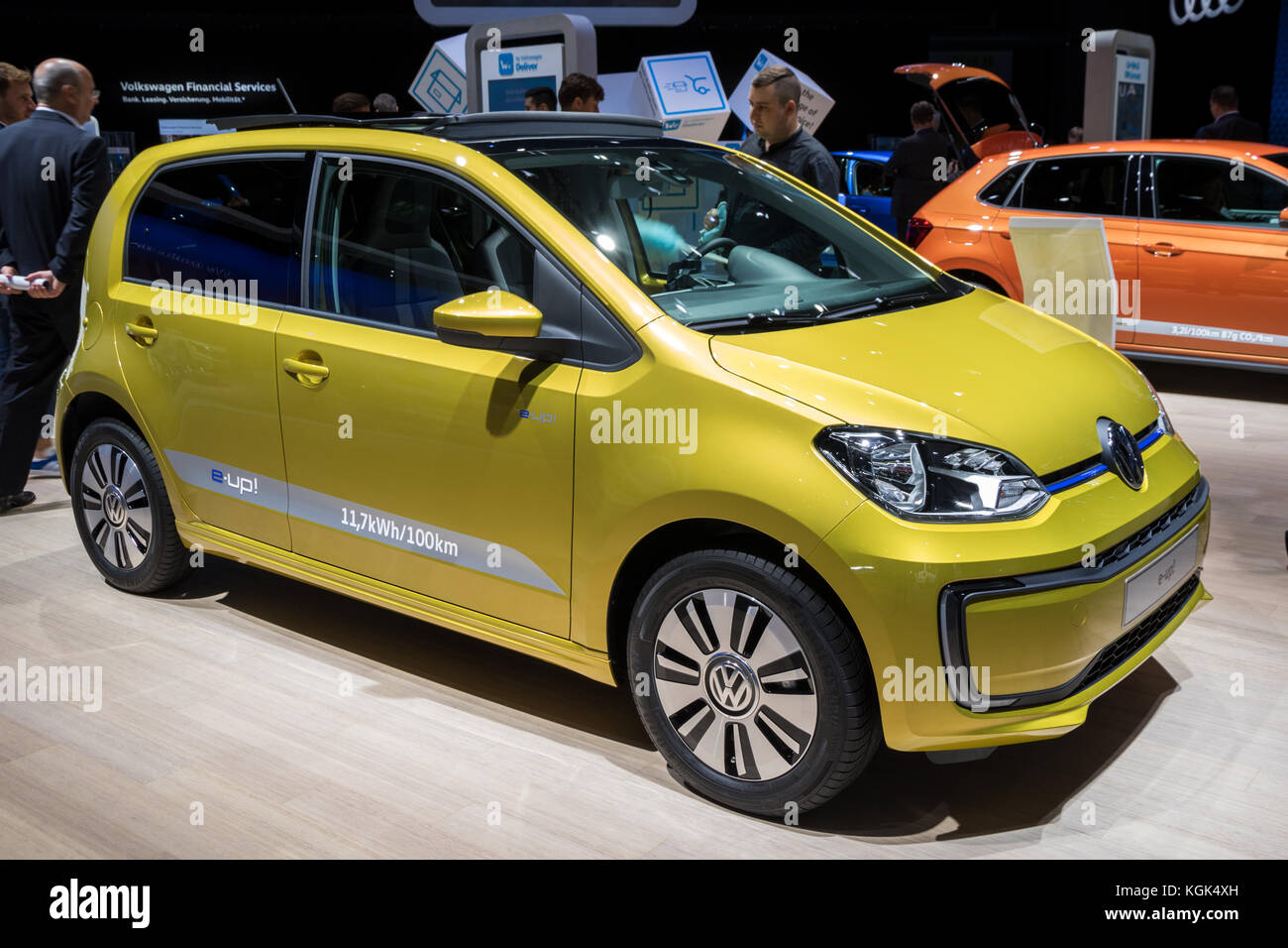 Francoforte, Germania - Sep 12, 2017: Volkwagen e-up! Auto elettrica presentato al salone di Francoforte IAA Motor Show 2017. Foto Stock