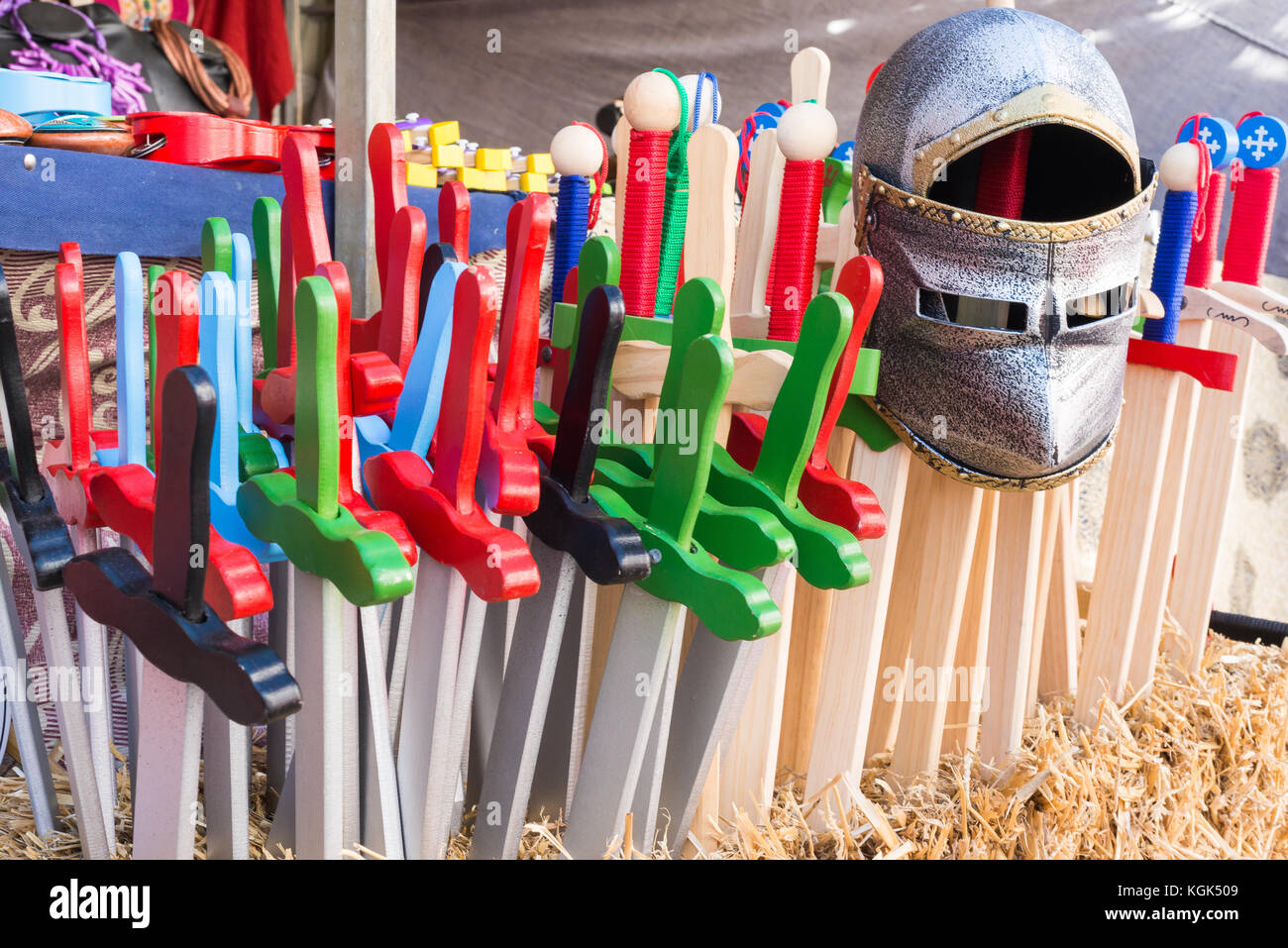 Medievale spade di legno e casco. bambini shop, giocattoli Foto Stock
