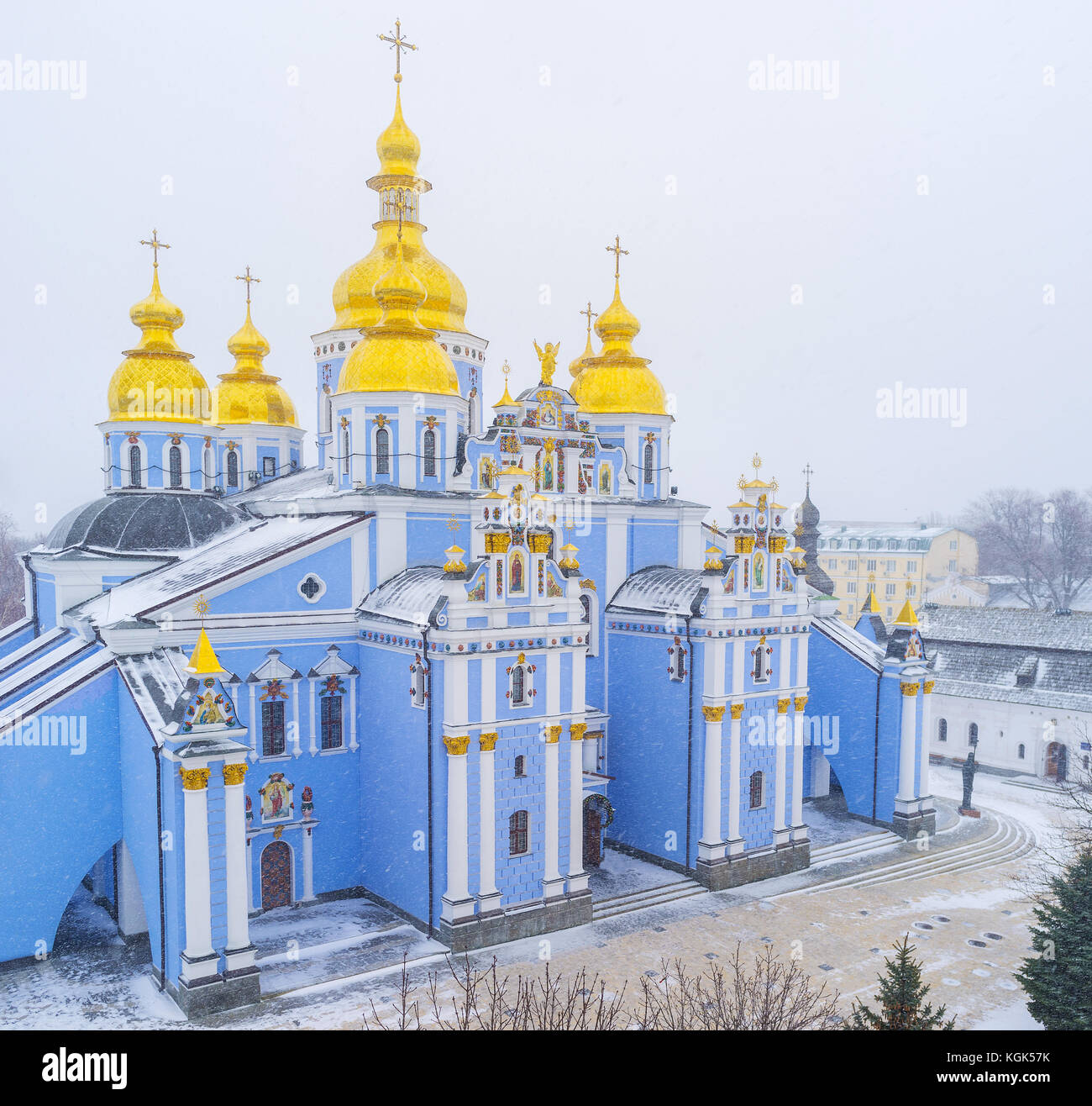 I tetti innevati del monastero e le cupole dorate della cattedrale di San Michele dal punto di vista della torre campanaria di Kiev, Ucraina. Foto Stock