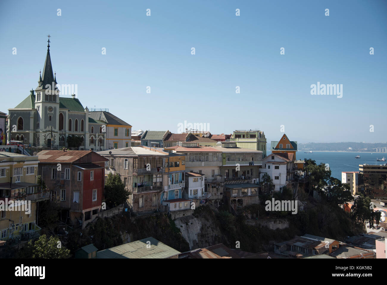 Case colorate e vista sull'oceano. Cerro Alegre, Valparaiso, Cile. Foto Stock