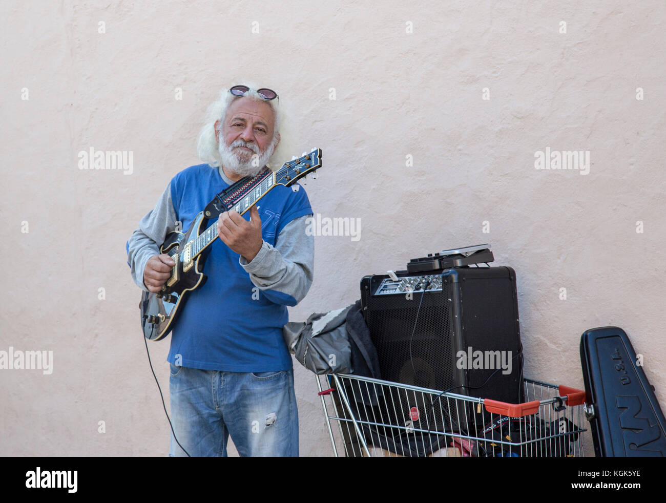 Musicista giocando musicista di strada in un mercato aperto in piazza in una zona rurale Sardinan villaggio sul marketday Foto Stock