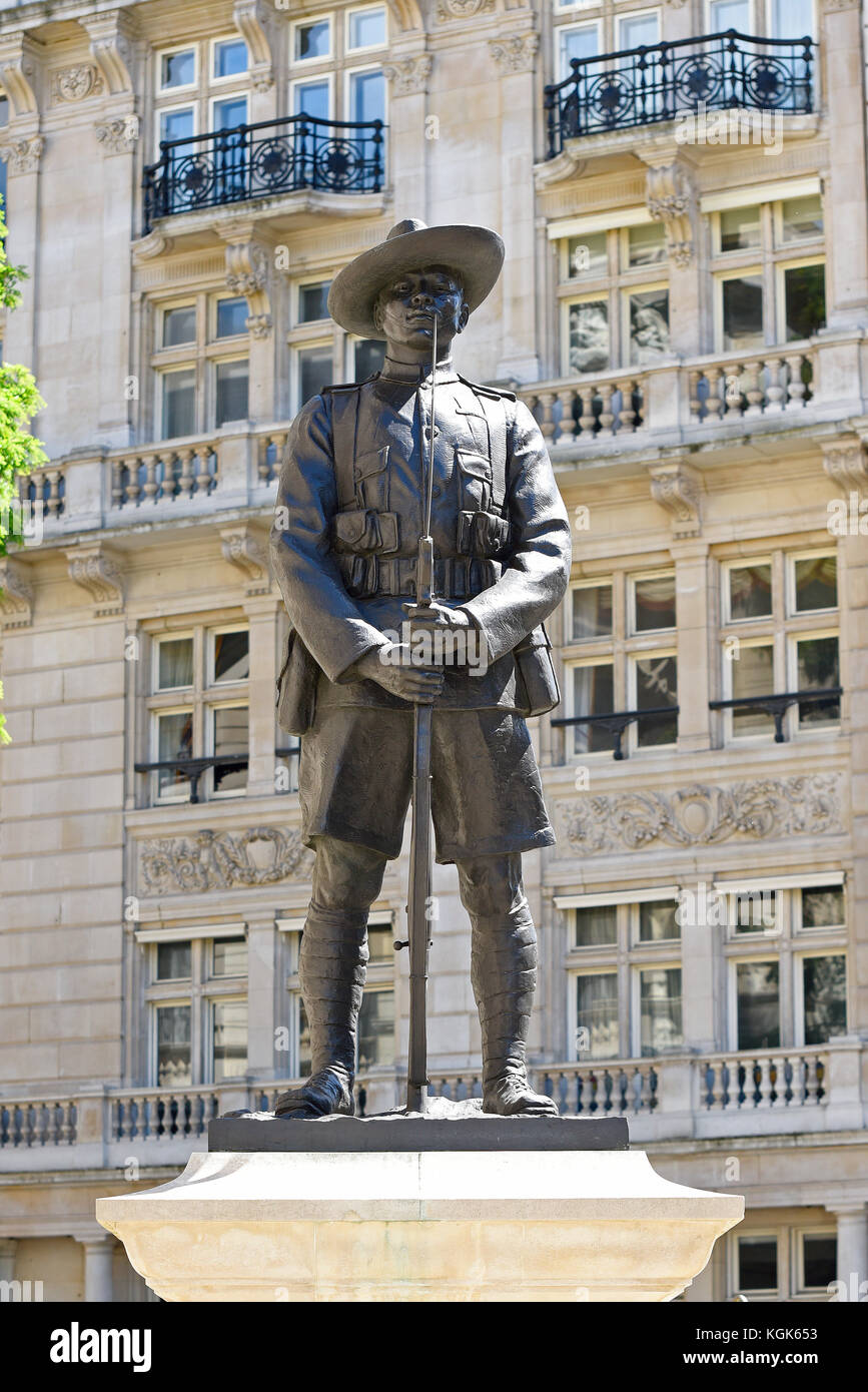 Memoriale per la brigata di Gurkhas, soldato Gurkha statua, Horse Guards, City of Westminster, Londra, Inghilterra, Regno Unito Foto Stock