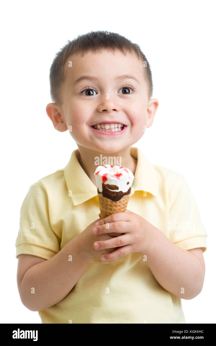 Kid a mangiare il gelato isolato su bianco Foto Stock