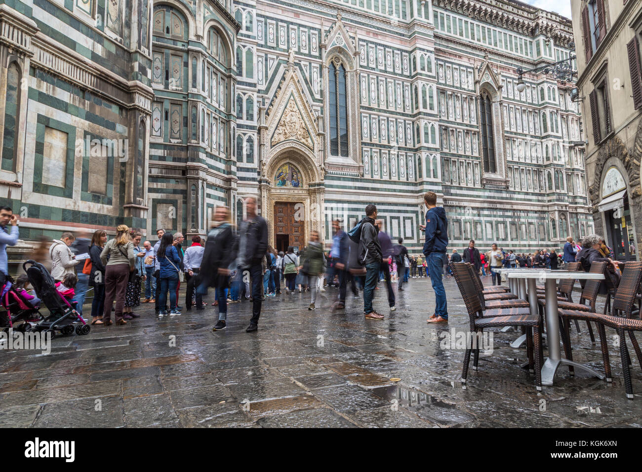 Scena di strada al di fuori della cattedrale di Santa Maria del Fiore (Duomo di Firenze) che mostra la folla in una coda per andare all'interno e i bagarini tour di vendita Foto Stock