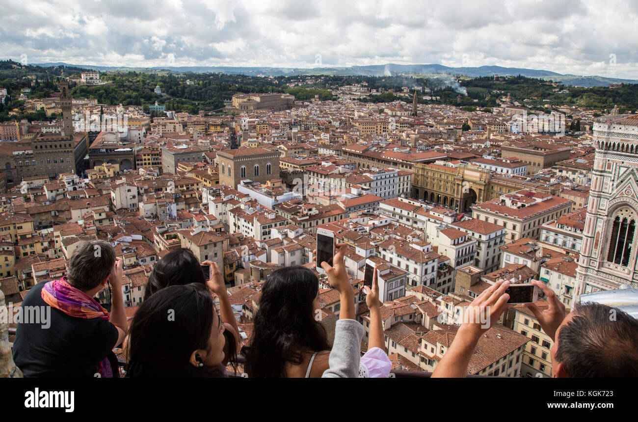 Turisti sul balcone esterno del duomo di fotografare il paesaggio con i loro telefoni cellulari Foto Stock