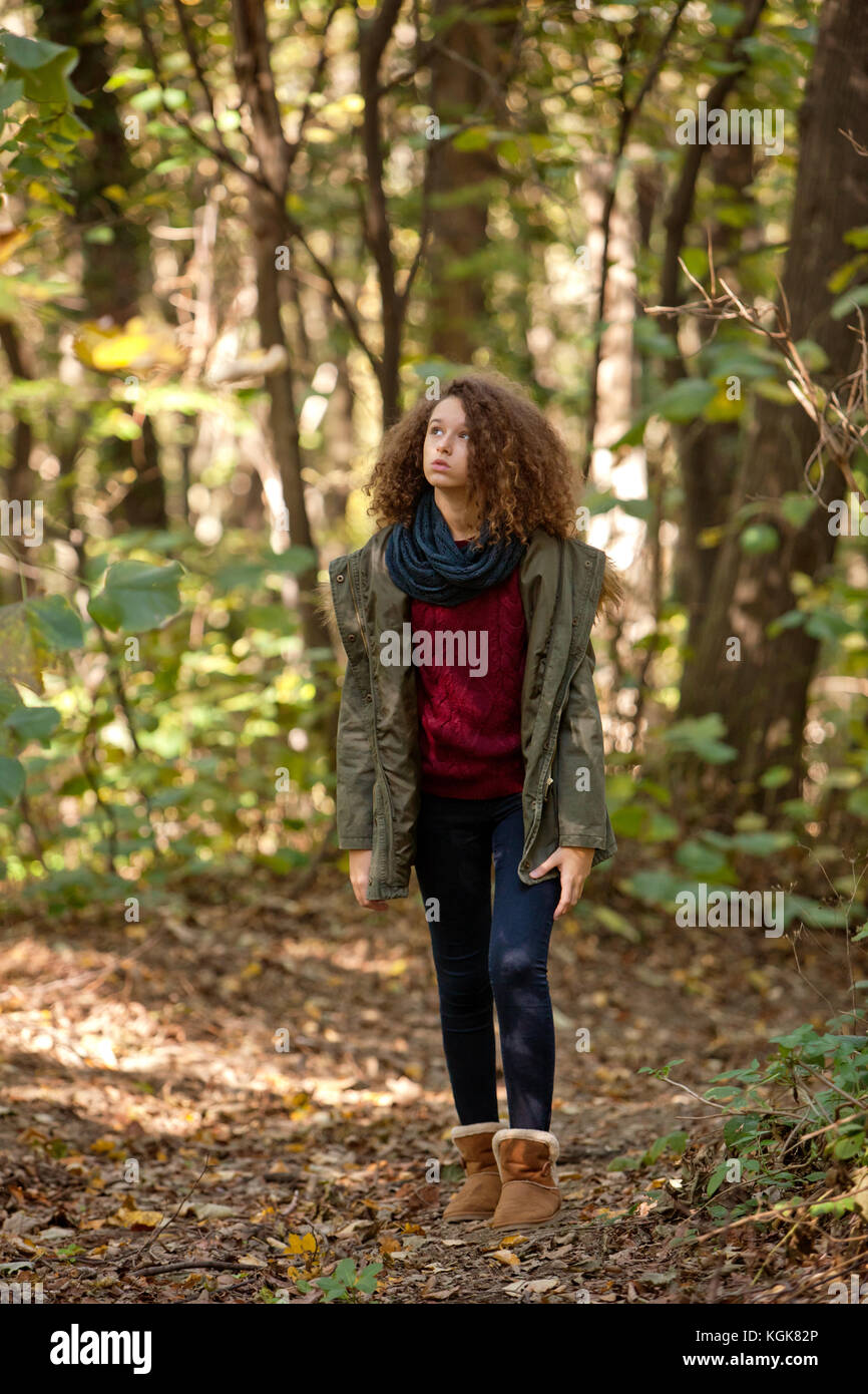 Teen ragazza camminare e rilassante nella foresta di autunno Foto Stock