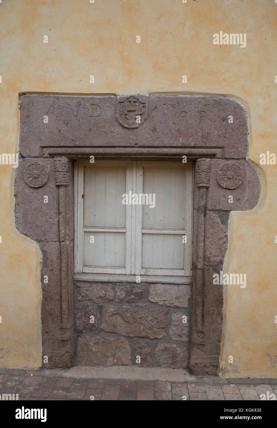 Una quattrocentesca pietra intagliata architrave e finestra nel vecchio villaggio di bortigali, Sardegna, Italia Foto Stock