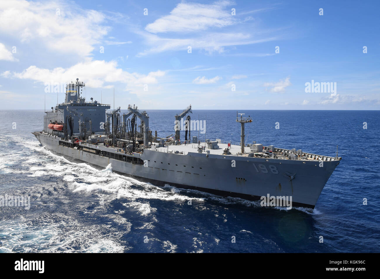 Il Henry J. Kaiser-class flotta oliatore di rialimentazione USNS Big Horn (T-AO 198) è in corso nelle vicinanze Foto Stock
