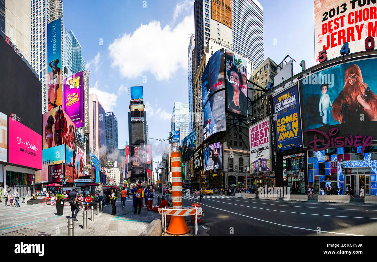 Persone non identificate in Times Square a New York. Times Square è la più popolare località turistica nella città di New York Foto Stock