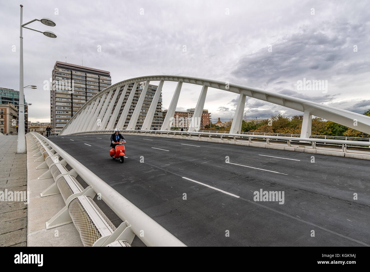 Red scooter sul ponte exposicion, valencia, Spagna Foto Stock