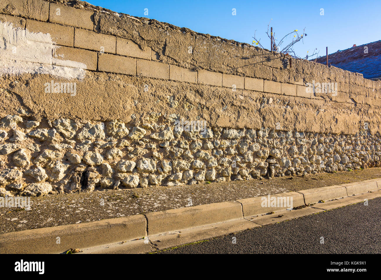 Antica pietra brezza e blocco di muro in bisogno di rendering - Francia. Foto Stock