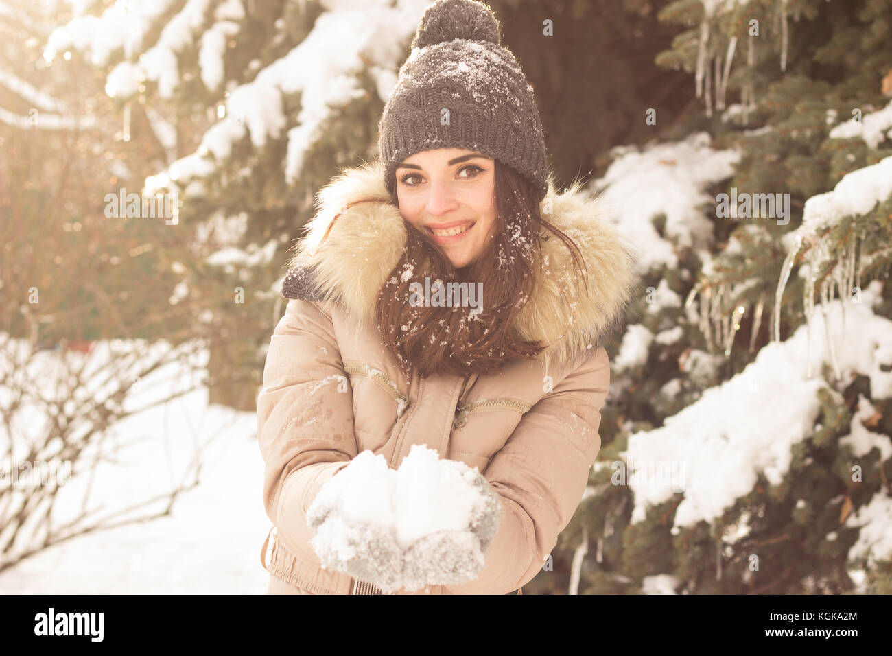 Giovane donna che gioca con la neve Foto Stock