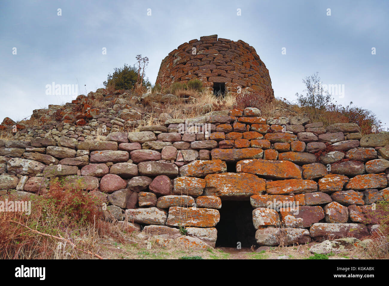 Nuraghe Orolo, vicino a Bortigali, Sardegna, Italia. I nuraghi sono abitazioni  preistoriche tipico in Sardegna. La torre principale è alto 14 metri Foto  stock - Alamy