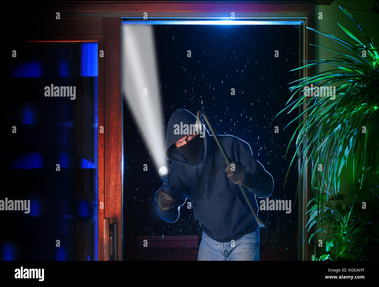 Ladro appena staccati aprire una porta a vetri scorrevole in una casa residenziale Foto Stock