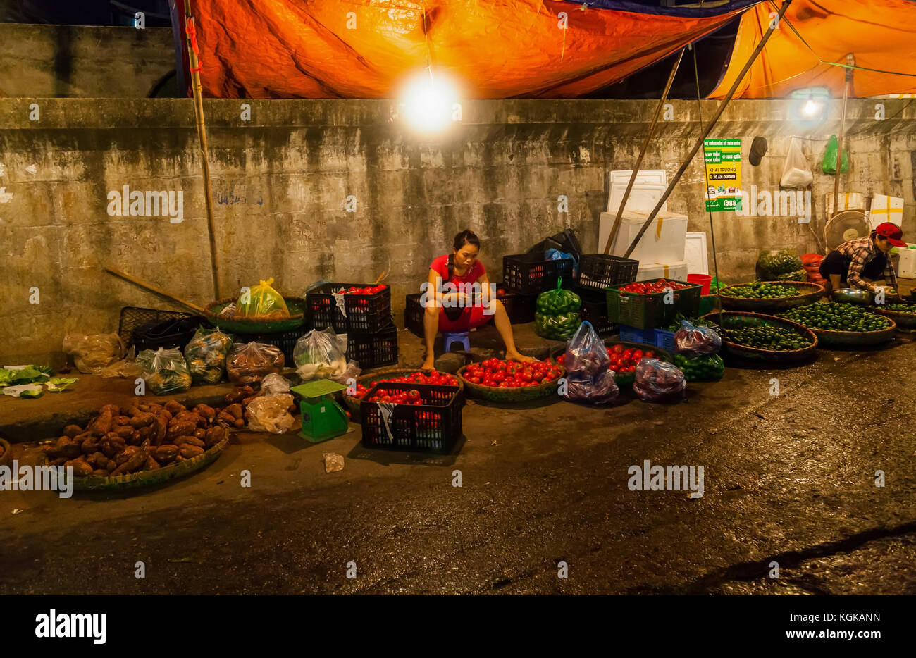 Scena dal grande mattina di verdura e di frutta sul mercato all'ingrosso a lunga Bien ponte nel centro di Hanoi, Vietnam. Esso inizia a lungo prima di Alba. Foto Stock