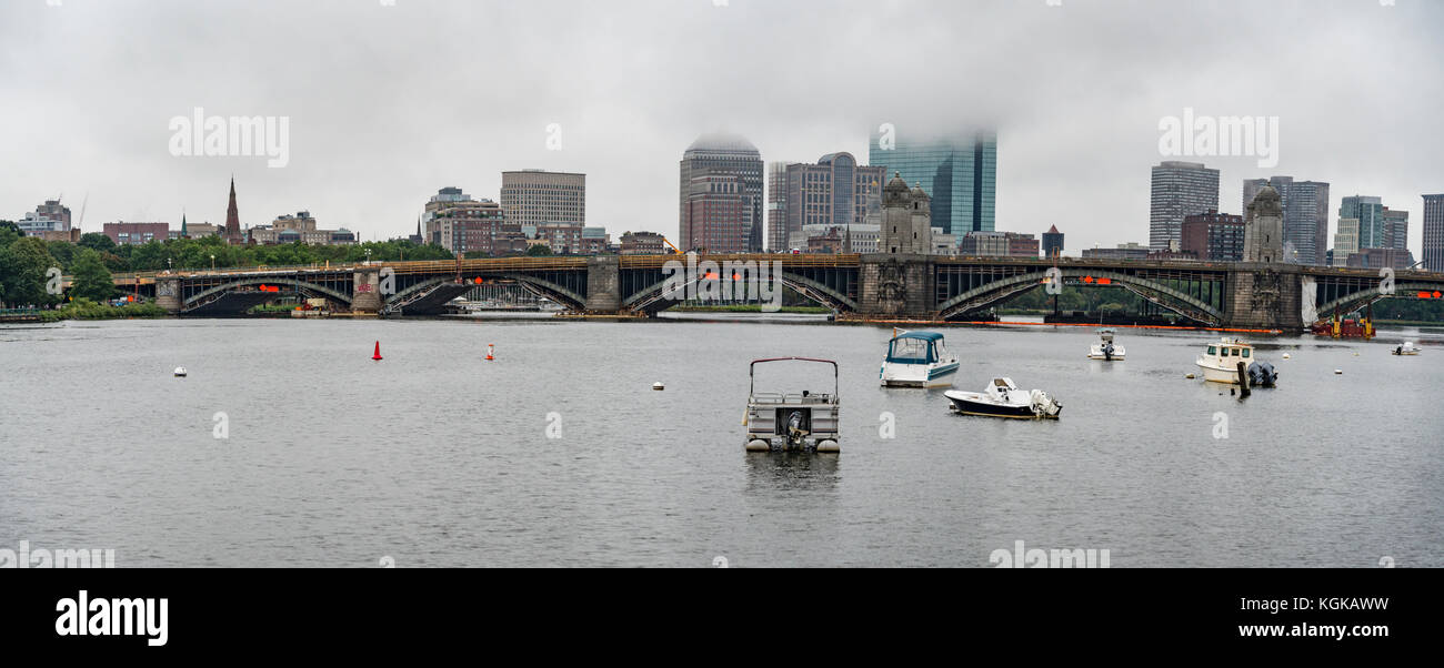 Lo skyline del centro cittadino di Boston con la nebbia, ma usa Foto Stock