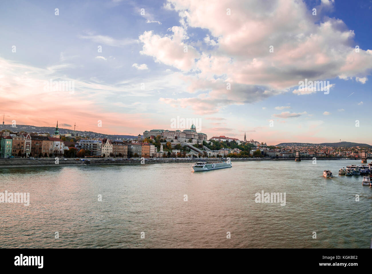 Una vista panoramica della citta' al tramonto dal fiume Danubio, Budapest, Ungheria. Paesaggio urbano attraverso il fiume fino al Ponte della Catena e edifici storici sulle colline di Buda. Foto Stock