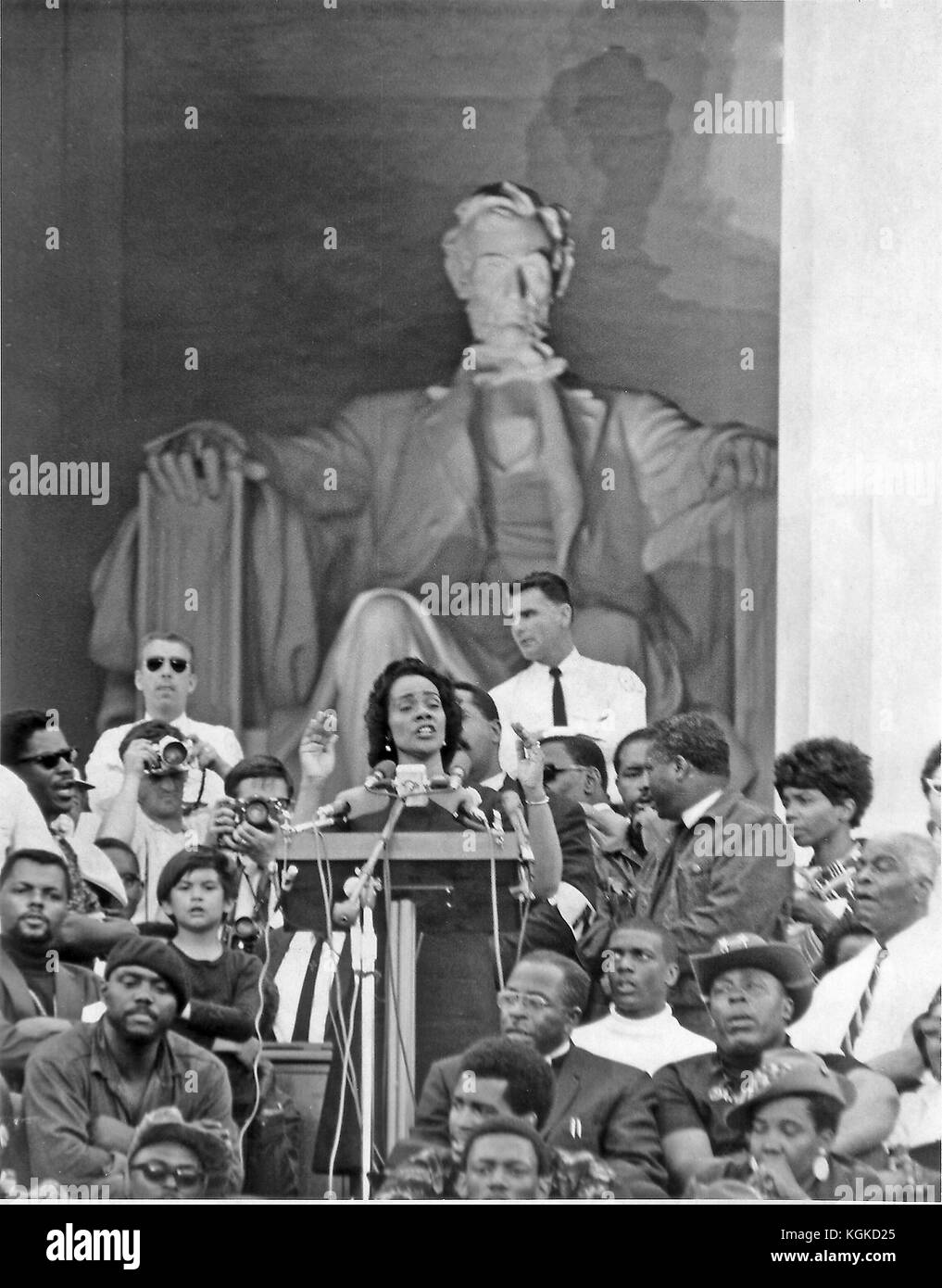 Washington, D.C. - 31 Gennaio 2006 -- Coretta Scott King ha passato via in Atlanta, Georgia all'età 78. Questo file foto, scattata a Washington D.C. il 19 giugno 1968 illustra la sig.ra Martin Luther King (Coretta Scott) affrontando alcuni 50.000 dimostranti presso il Lincoln Memorial nella capitale della nazione. La sig.ra re citato dal defunto marito "Ho un sogno" discorso pronunciato dal medesimo posto quasi 5 anni prima..Credit: Arnie Sachs / CNP /MediaPunch Foto Stock