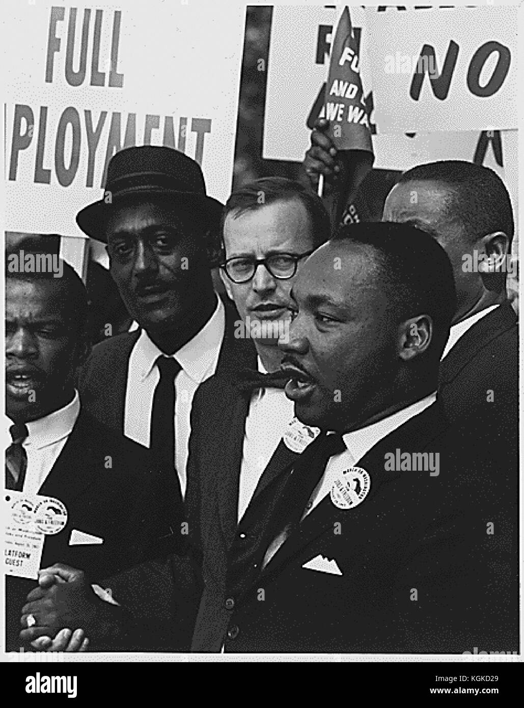 Il dott. Martin Luther King Jr., Presidente della Southern Christian Leadership Conference e Mathew Ahmann, Direttore Esecutivo del National Catholic Conference per Interrracial giustizia in una folla a Washington D.C. il 28 agosto 1963. John Lewis è parzialmente oscurata a sinistra. Credit: Archivio Nazionale via CNP /MediaPunch Foto Stock