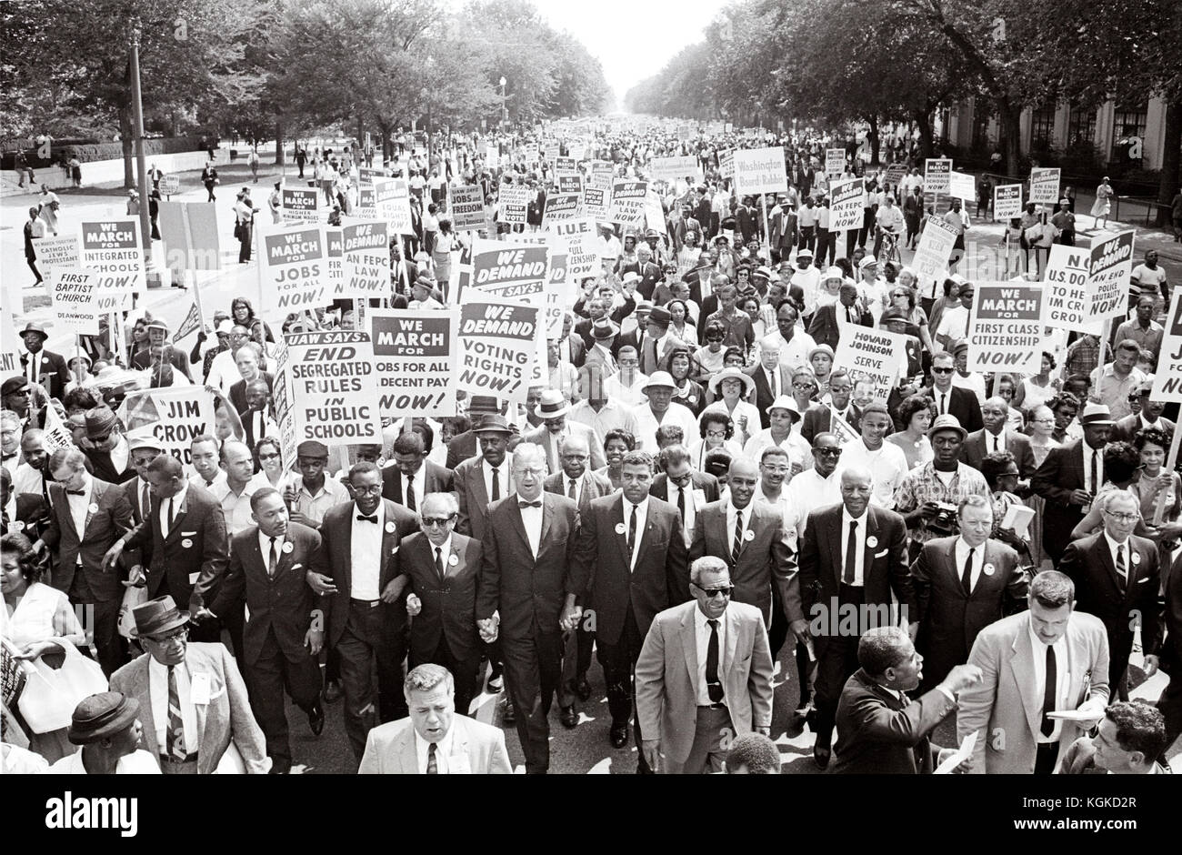Leader del 1963 marzo su Washington per i posti di lavoro e di libertà tenere mani come essi conducono una folla di centinaia di migliaia di persone a Washington DC, Agosto 28, 1963. Leader in prima fila sono James Meredith, il Dr Martin Luther King Jr., Rabbino Joachim Prinz, Whitney giovani, Roy Wilkins (luce color suit); A. Philip Randolph; e Walter Reuther. Credito: Arnie Sachs / CNP /MediaPunch Foto Stock